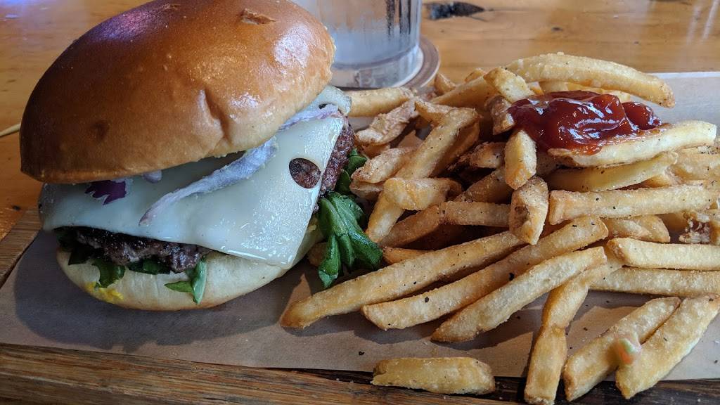 Twin Peaks Restaurant | restaurant | 14805 W 119th St, Olathe, KS 66062, USA | 9137680028 OR +1 913-768-0028