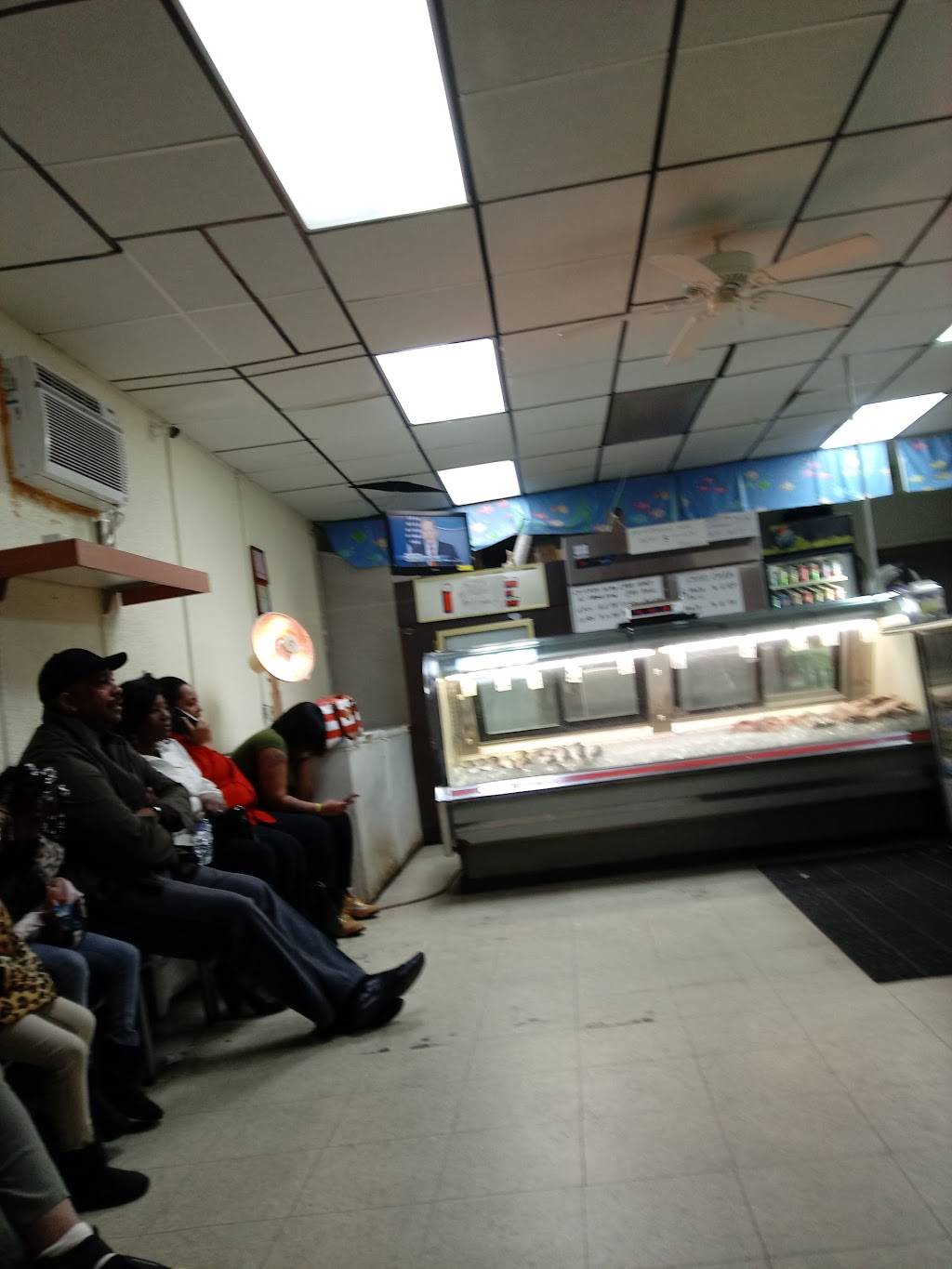 M & R Seafood Market & Takeout | restaurant | 808 W Constance Rd, Suffolk, VA 23434, USA | 7579250067 OR +1 757-925-0067