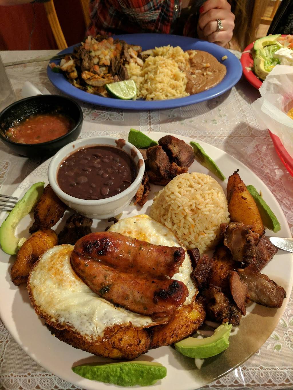 La Chocita Grill | restaurant | 210 Loudoun St SE, Leesburg, VA 20175, USA | 7034432319 OR +1 703-443-2319