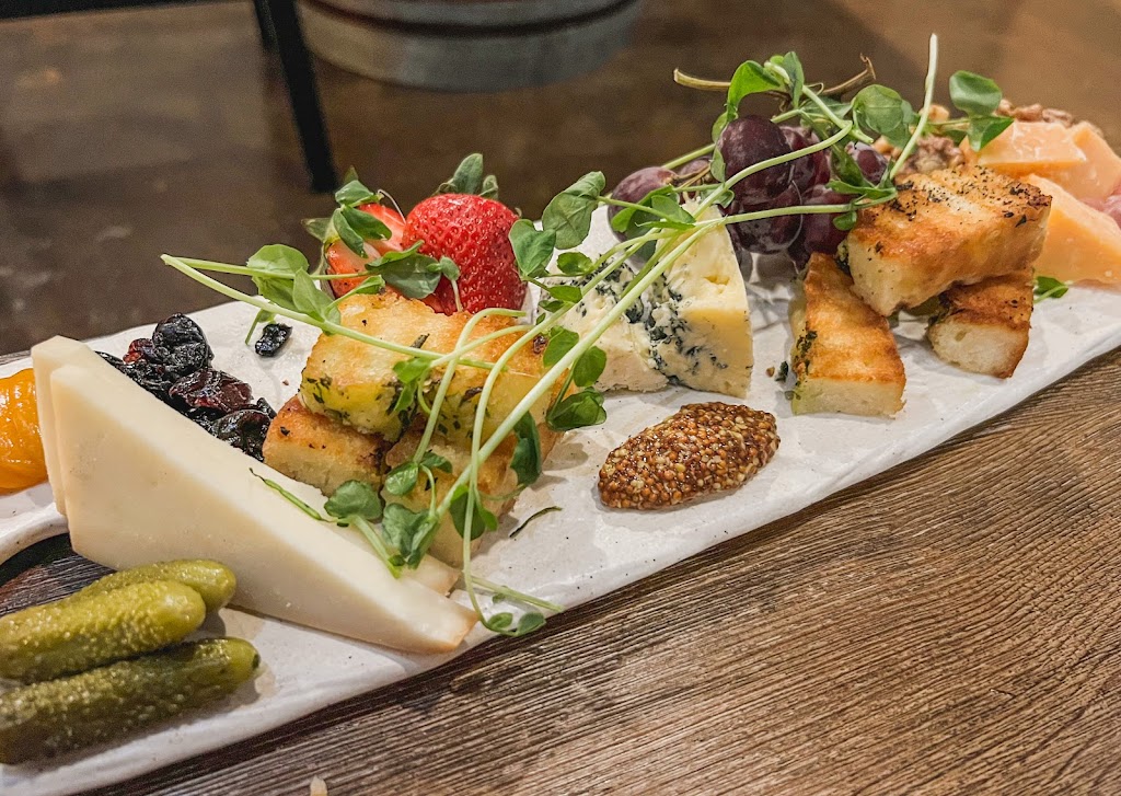 The Vineyards & Winery at Lost Creek | restaurant | 43285 Spinks Ferry Rd, Leesburg, VA 20176, USA | 7034439836 OR +1 703-443-9836