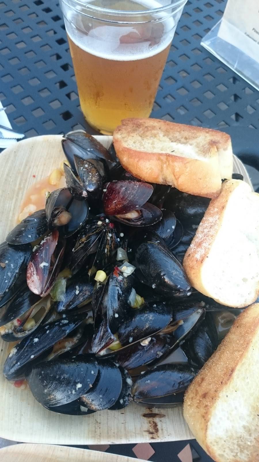 Bayside Clam & Grill Bar | restaurant | 300 Bayview Ave, East Islip, NY 11730, USA | 6312779100 OR +1 631-277-9100