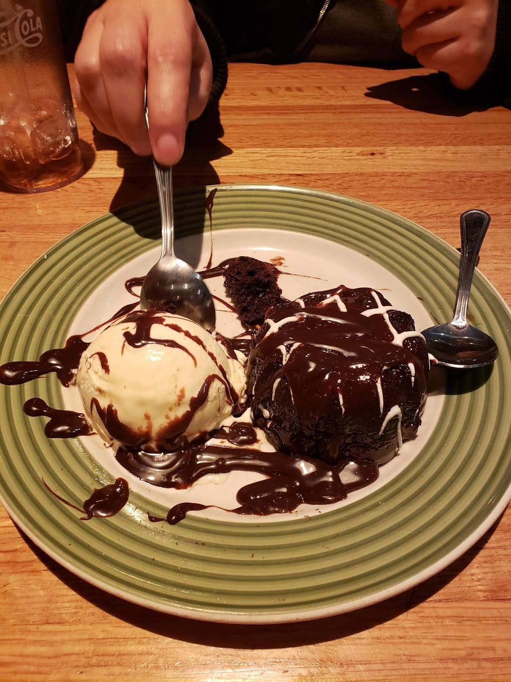 Applebees Grill + Bar | restaurant | 38-01 35th Ave, Astoria, NY 11101, USA | 7189437404 OR +1 718-943-7404