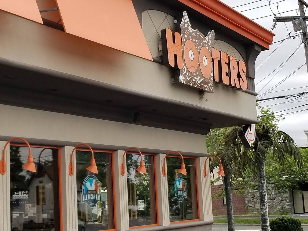 Hooters | meal takeaway | 25 Smith St, Farmingdale, NY 11735, USA | 6314147792 OR +1 631-414-7792