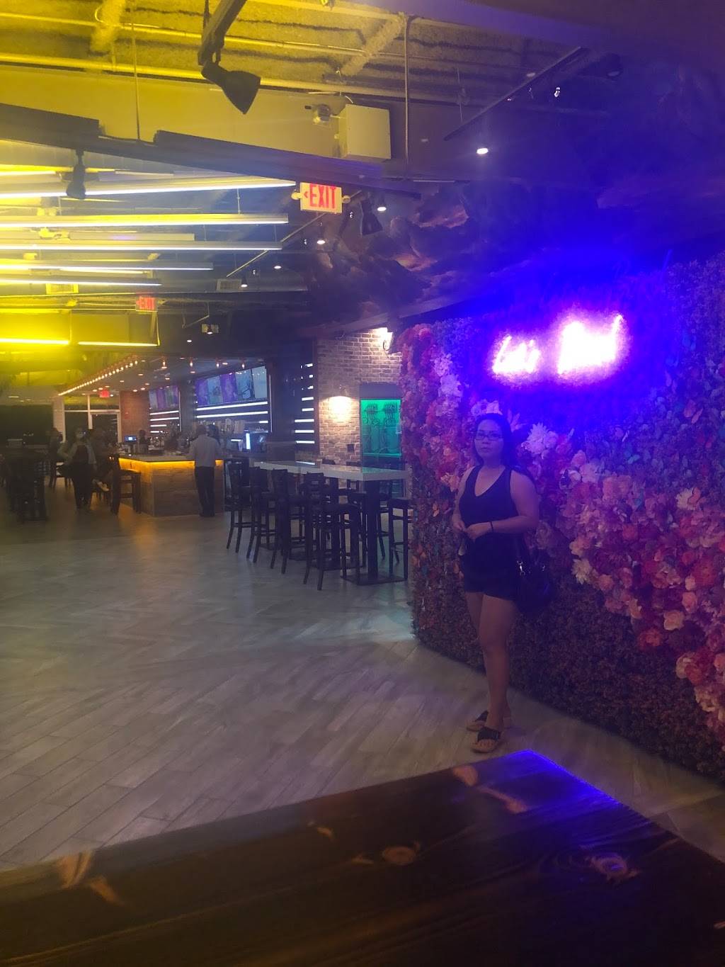 Atomic Bottle | restaurant | 6218 Richmond Ave, Houston, TX 77057, USA | 7136969111 OR +1 713-696-9111