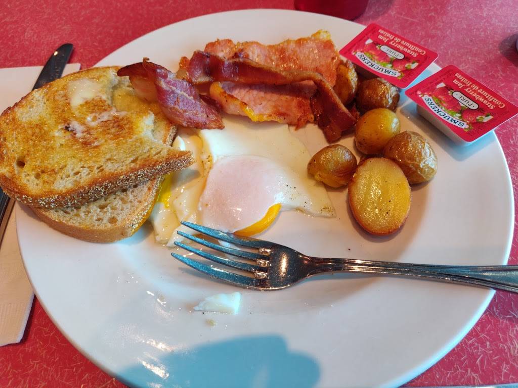 Red Rocket | restaurant | Terminal 1, 6301 Silver Dart Dr, Mississauga, ON L5P 1B2, Canada | 4167763100 OR +1 416-776-3100