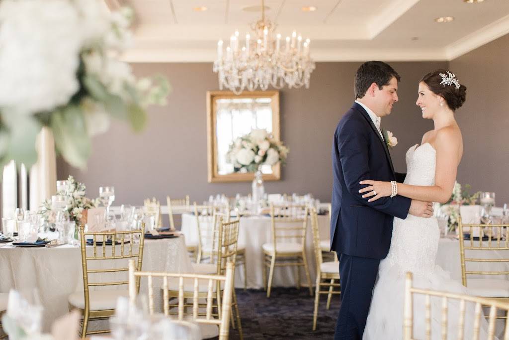 The Des Moines Embassy Club & Embassy Club West | restaurant | 7th & Grand Ave, 34th floor, Des Moines, IA 50309, USA | 5152442582 OR +1 515-244-2582