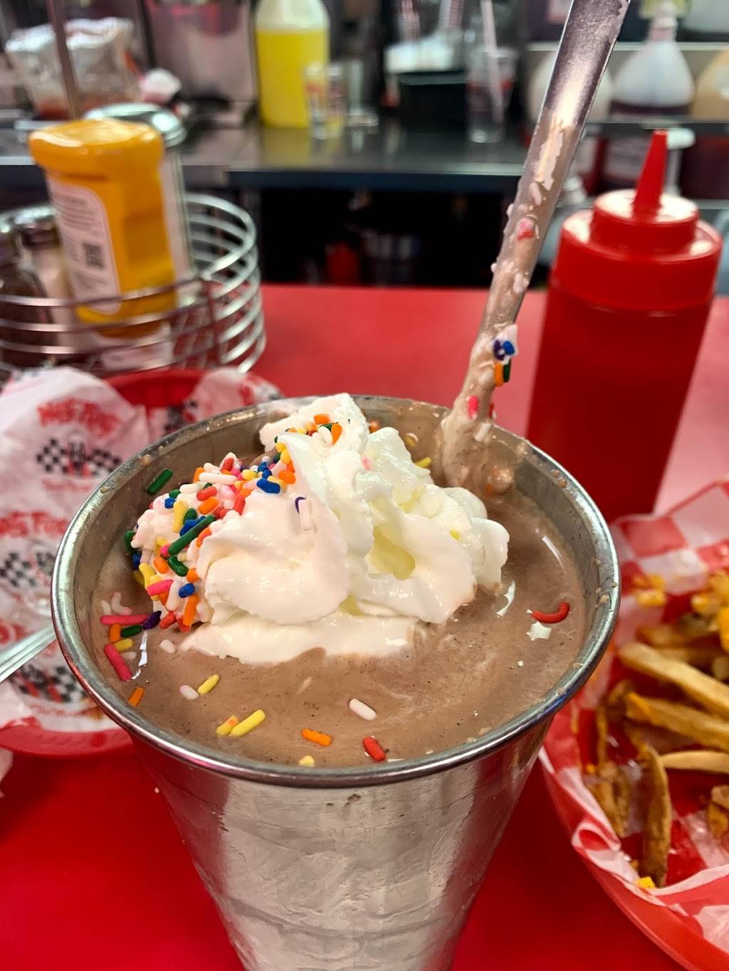 Nifty Fiftys | restaurant | 1900 MacDade Boulevard, Folsom, PA 19033, USA | 6105831950 OR +1 610-583-1950