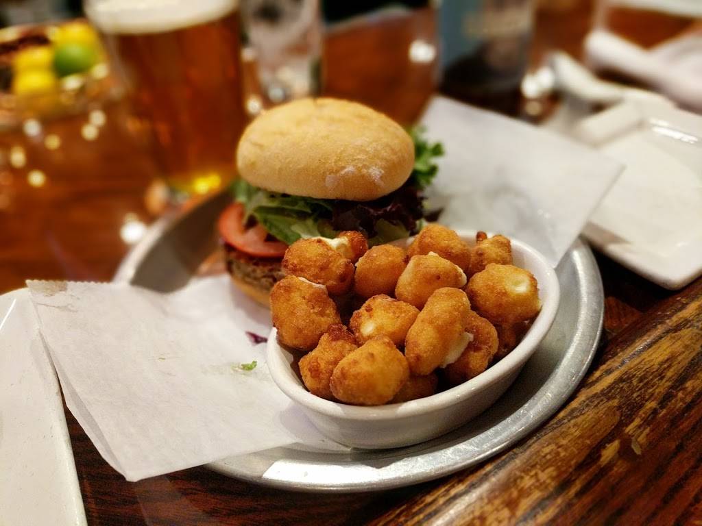 Ellyns Tap & Grill | restaurant | 940 Roosevelt Rd, Glen Ellyn, IL 60137, USA | 6309420940 OR +1 630-942-0940