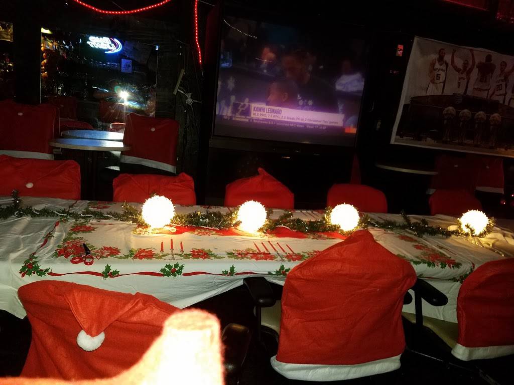 Greenwoods Bar & Grill | restaurant | 301 N New Braunfels Ave, San Antonio, TX 78202, USA | 2102241969 OR +1 210-224-1969