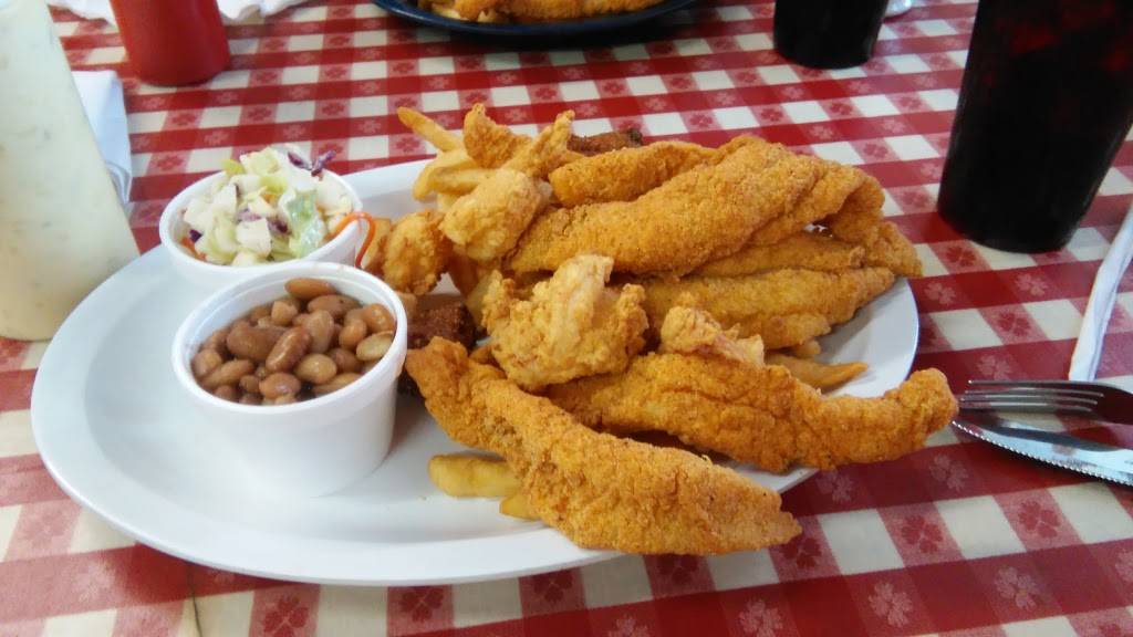 Farm House Mexia | restaurant | 1401 E Milam St, Mexia, TX 76667, USA | 2544720512 OR +1 254-472-0512