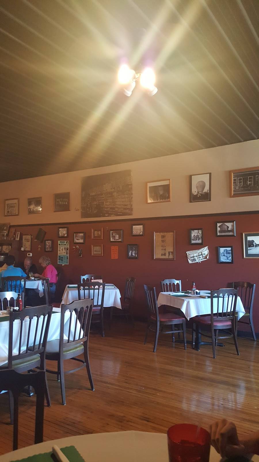 Earls | restaurant | 123 W Main St, Brook, IN 47922, USA | 2192753275 OR +1 219-275-3275