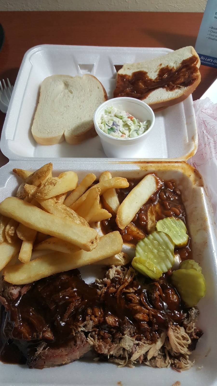 Smokebox BBQ Cafe | restaurant | 10020 N Ambassador Dr, Kansas City, MO 64153, USA | 8168918011 OR +1 816-891-8011