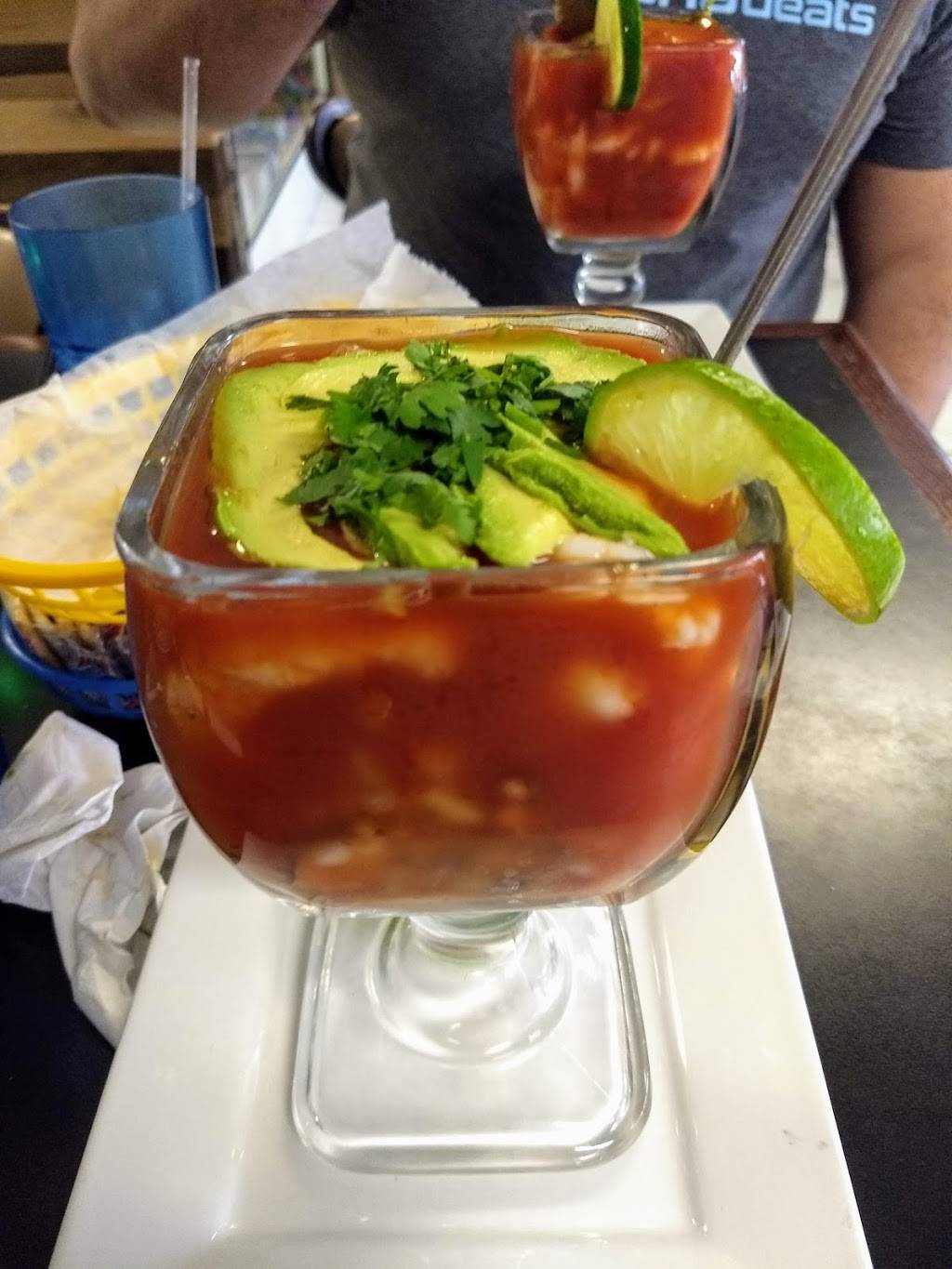 Mariscos La Reyna | restaurant | 2406 N Fitzhugh Ave, Dallas, TX 75204, USA | 2148272792 OR +1 214-827-2792