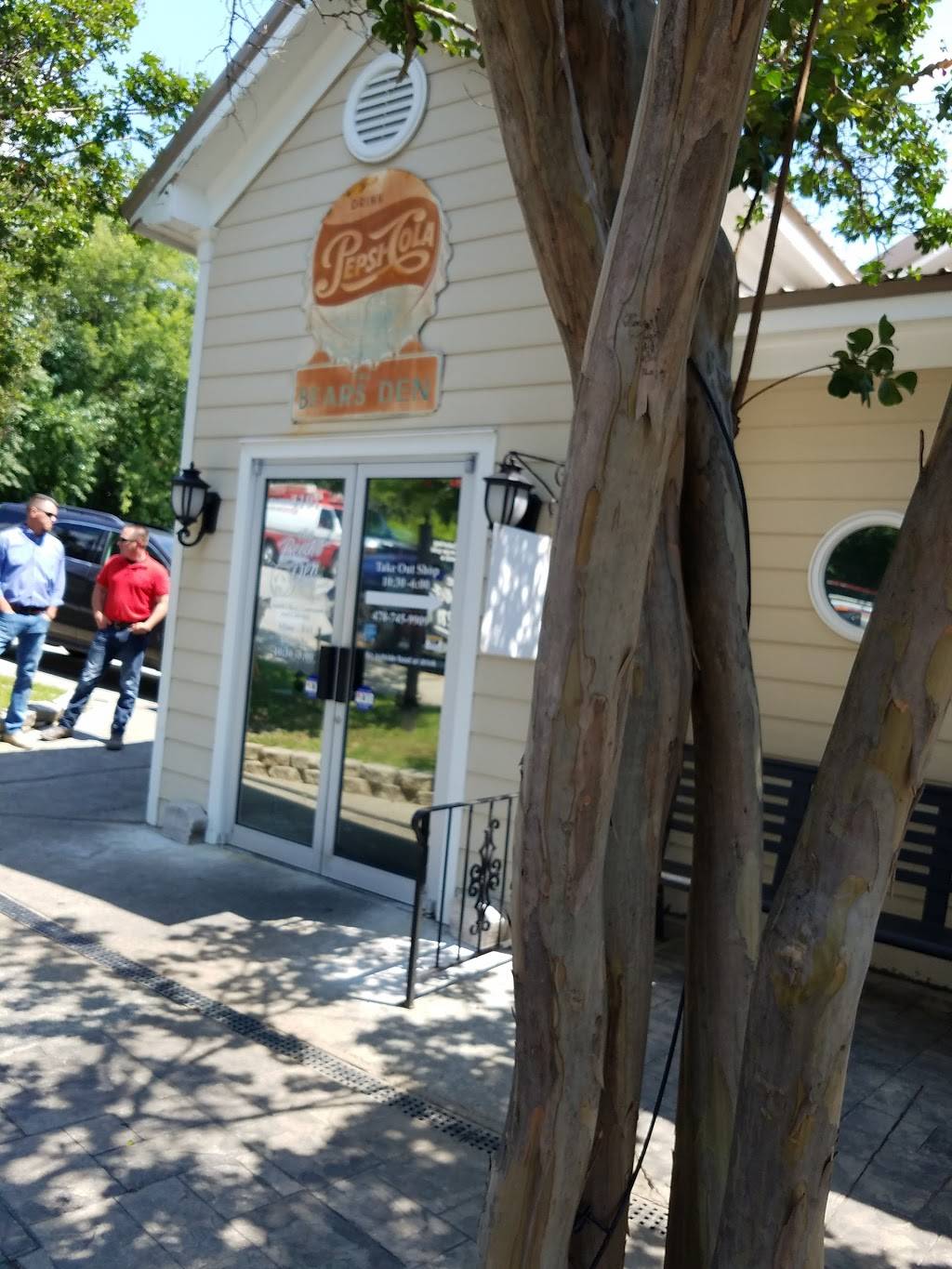 The Bears Den | restaurant | 1191 Oglethorpe St, Macon, GA 31201, USA | 4787459909 OR +1 478-745-9909