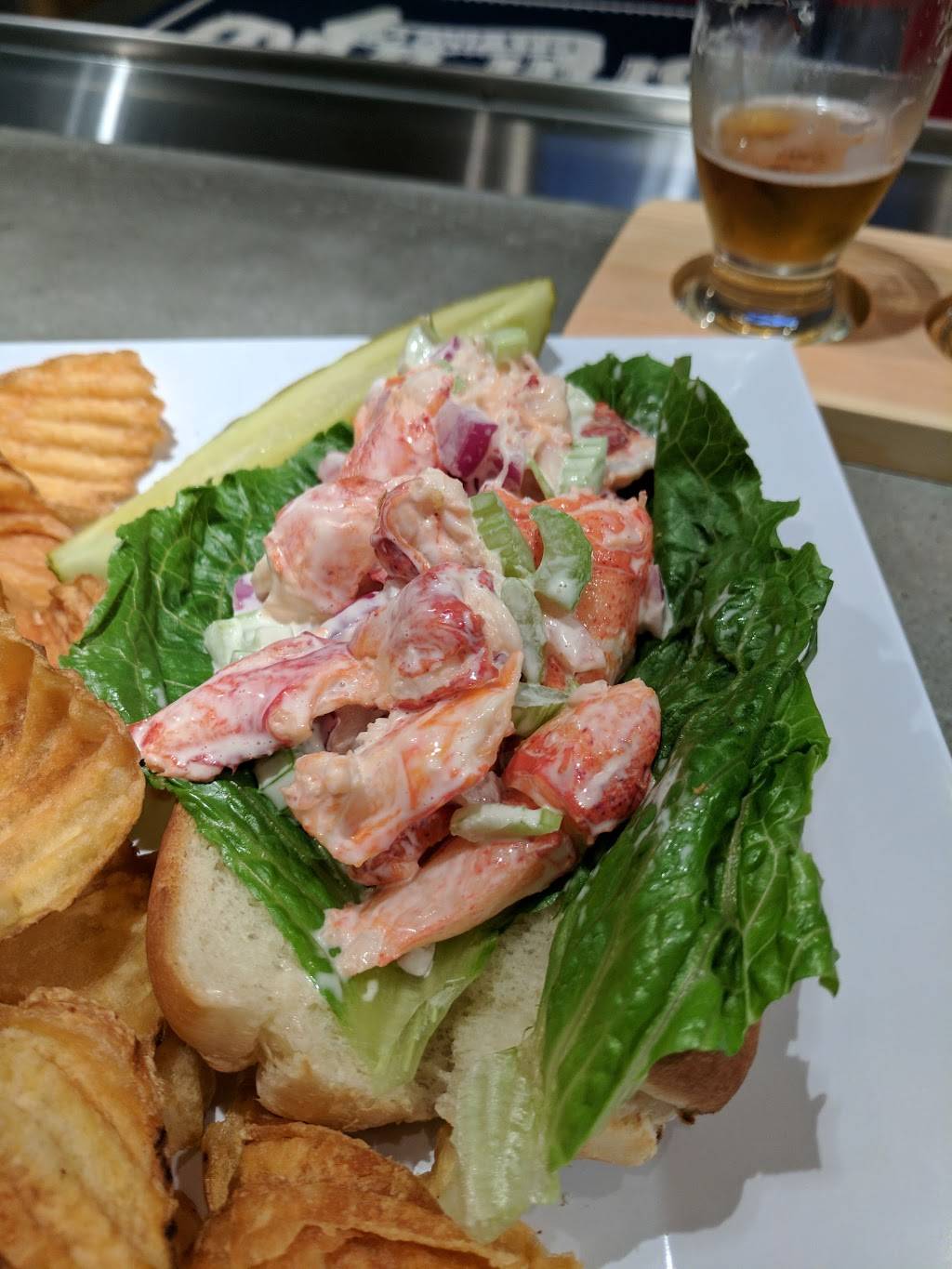 Shipyard Pub | restaurant | 2, 1 Airport Rd, Manchester, NH 03103, USA | 6036090475 OR +1 603-609-0475