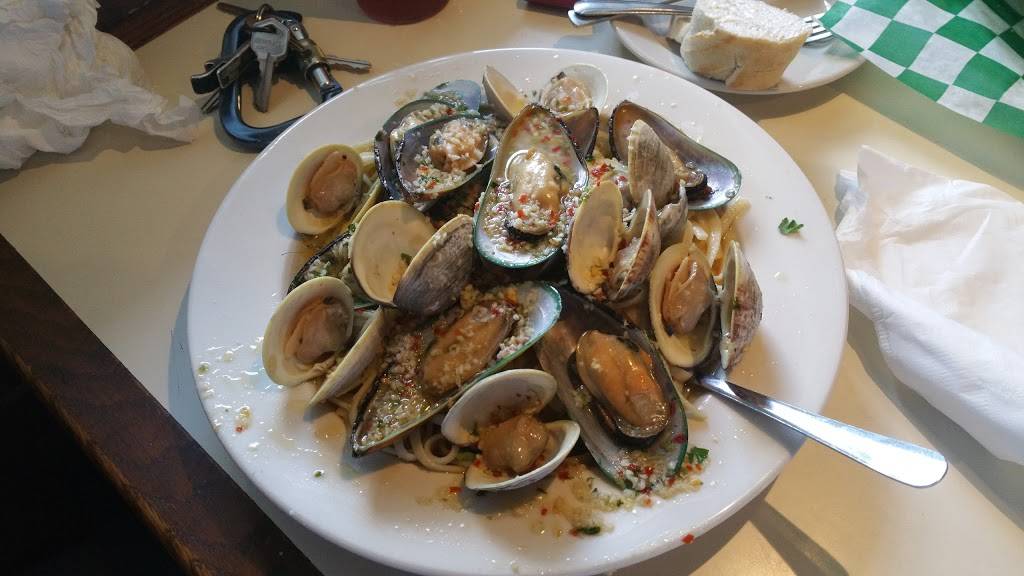 Reginos Italian Restaurant | restaurant | 3816 E Little Creek Rd, Norfolk, VA 23518, USA | 7575884300 OR +1 757-588-4300