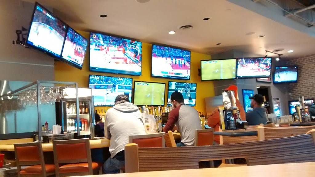 Buffalo Wild Wings | restaurant | 1071 Smaltz Way, Auburn, IN 46706, USA | 2609252003 OR +1 260-925-2003