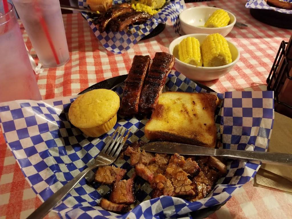 Famous Daves Bar-B-Que | restaurant | 20300 13 Mile Rd, Roseville, MI 48066, USA | 5862932900 OR +1 586-293-2900