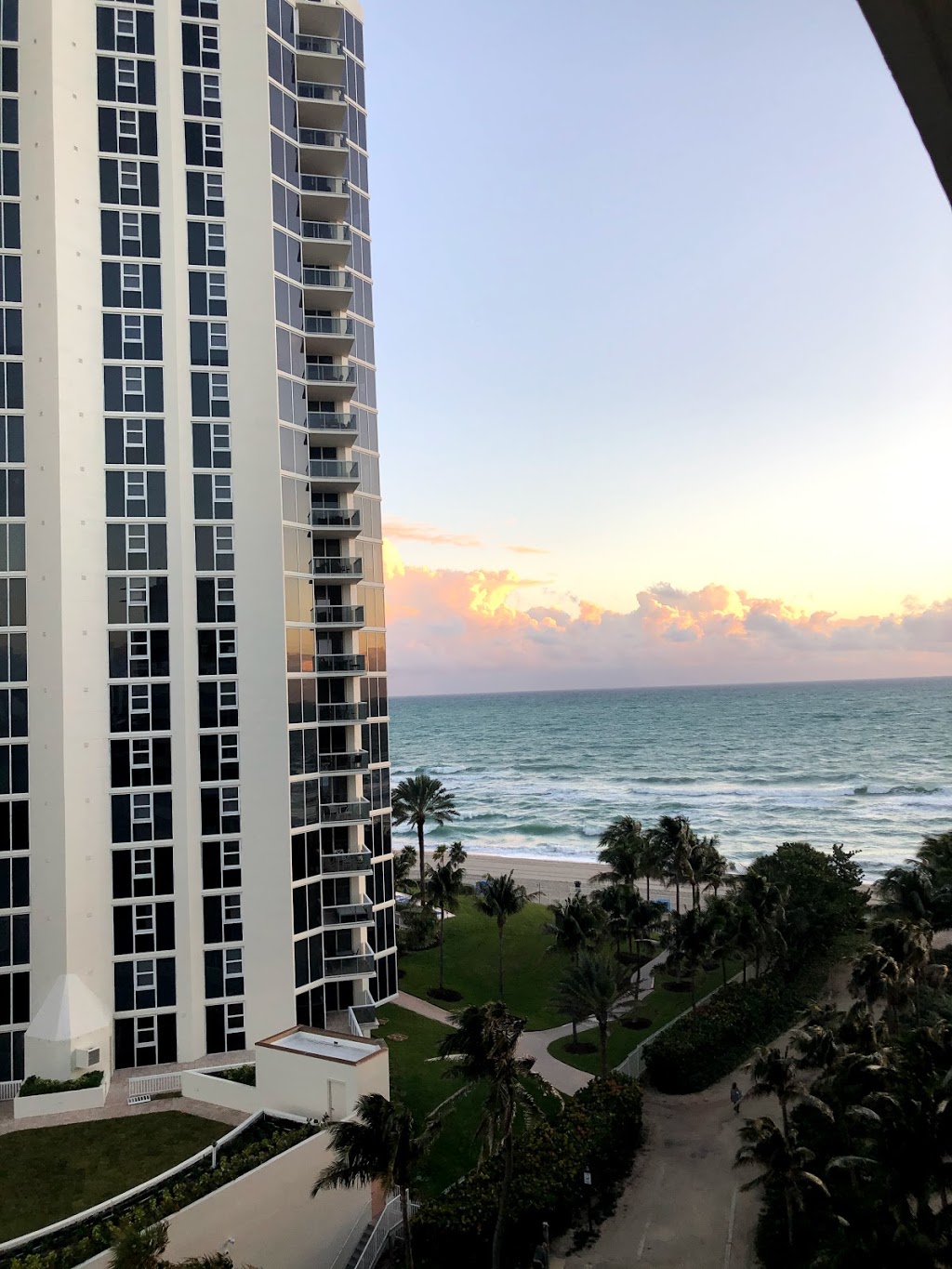 Plunge Bar & Grill | restaurant | 19201 Collins Ave, Sunny Isles Beach, FL 33160, USA | 3059322233 OR +1 305-932-2233