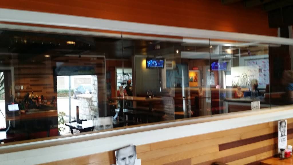 Chilis Grill & Bar | meal takeaway | 3215 Southwest Fwy, Houston, TX 77027, USA | 7135925100 OR +1 713-592-5100