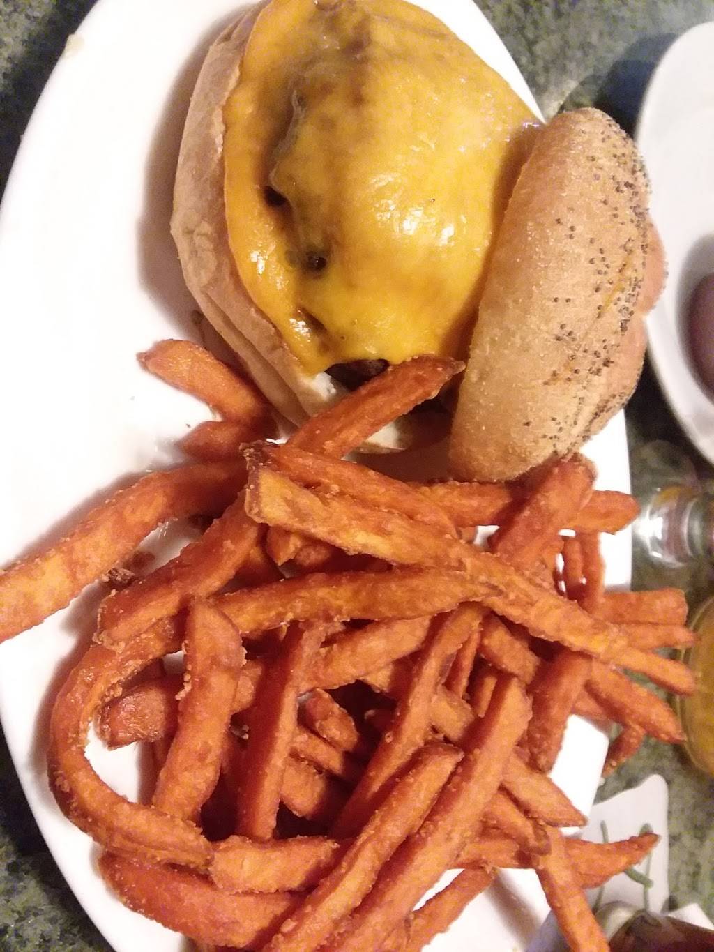 Howards Cafe | restaurant | 2254, 404 S Service Rd, Patchogue, NY 11772, USA | 6317586161 OR +1 631-758-6161