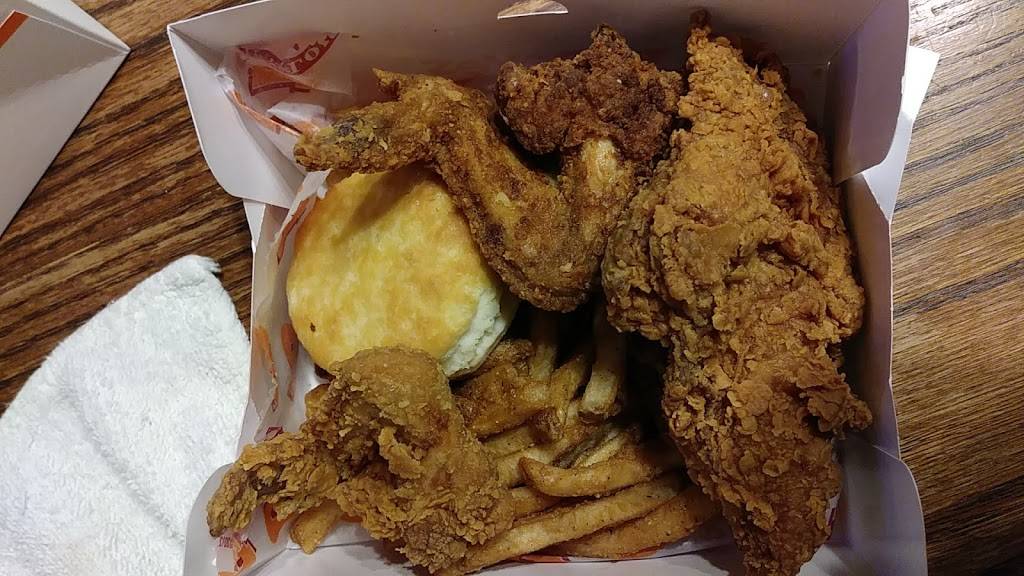 Popeyes Louisiana Kitchen | restaurant | 2399 W North Ave, Milwaukee, WI 53205, USA | 4143429888 OR +1 414-342-9888