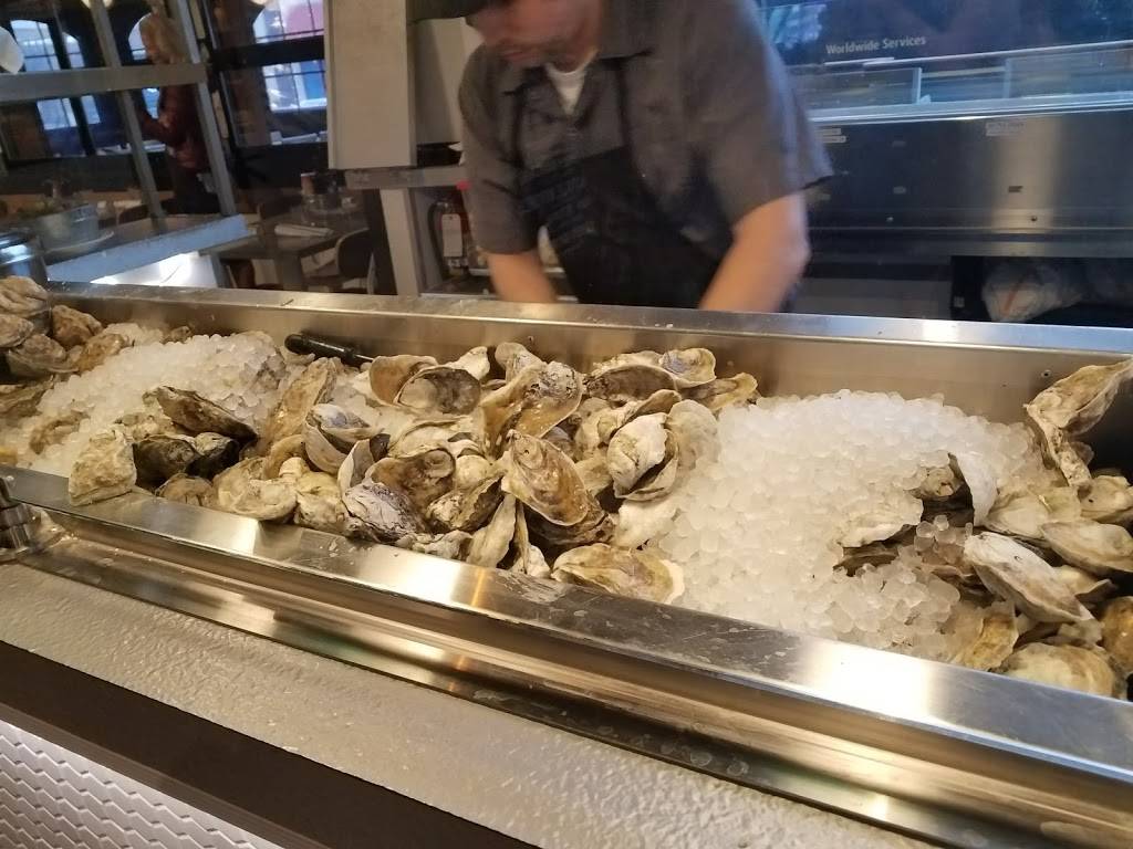 The Walrus Oyster & Ale House | restaurant | 152 Waterfront St, Oxon Hill, MD 20745, USA | 3015676100 OR +1 301-567-6100