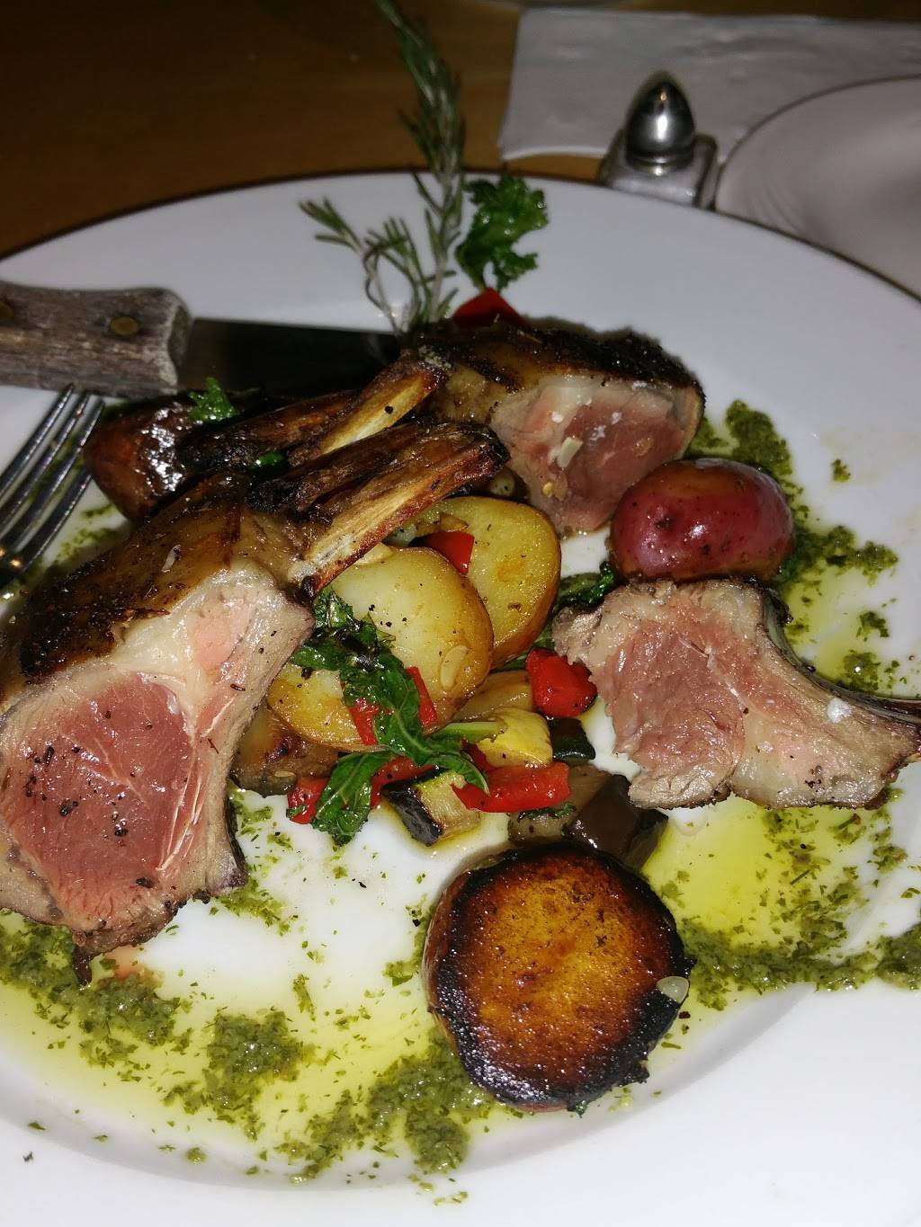 The Snow Squall Restaurant | restaurant | 18 Ocean St # 1, South Portland, ME 04106, USA | 2077990811 OR +1 207-799-0811