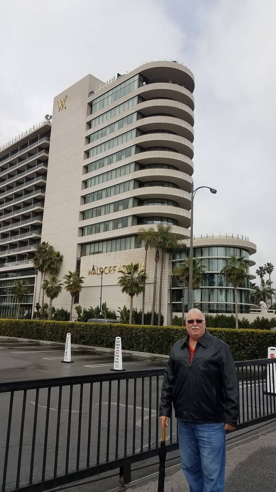 Starbucks | cafe | 9811 S Santa Monica Blvd, Beverly Hills, CA 90212, USA | 3105523133 OR +1 310-552-3133