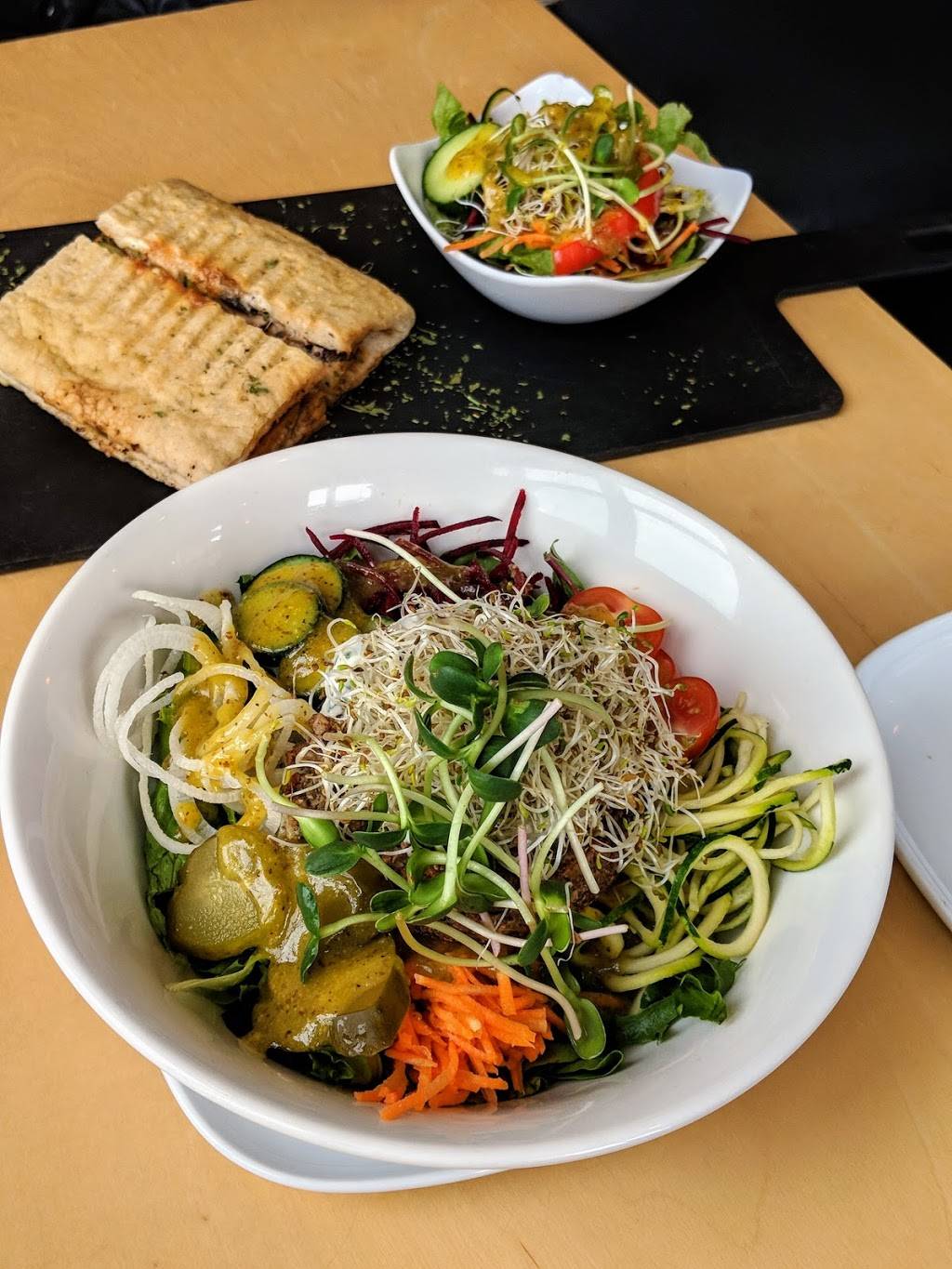 Les Aliments Naturels LEau Vive Inc | restaurant | 248 Rue Saint Georges, Mont-Saint-Hilaire, QC J3H 2Y1, Canada | 4504645767 OR +1 450-464-5767