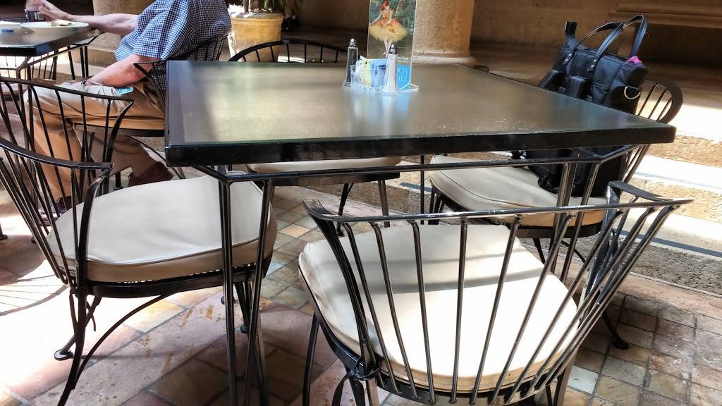 Rozzelle Court Restaurant | restaurant | 4525 Oak St, Kansas City, MO 64111, USA | 8167511278 OR +1 816-751-1278