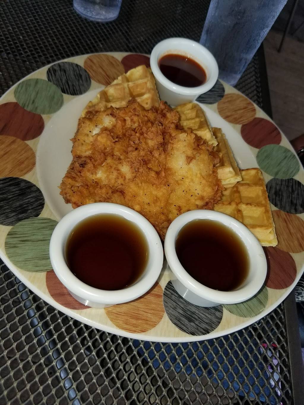 Fat Daddys Sports & Spirits | restaurant | 781 W Debbie Ln, Mansfield, TX 76063, USA | 8174530188 OR +1 817-453-0188