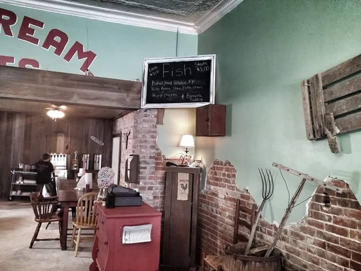 Hen House Cafe | restaurant | 260 W Court St, Piggott, AR 72454, USA | 8706346578 OR +1 870-634-6578