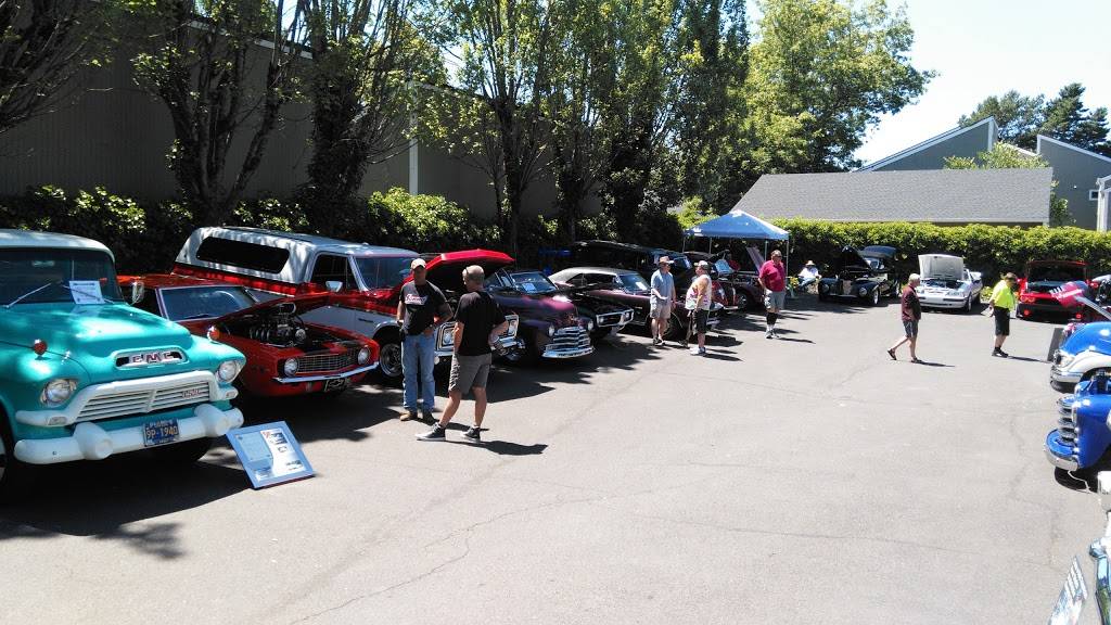 Wooden Chicken Pub | restaurant | 12500 NE Sandy Blvd, Portland, OR 97230, USA | 5032538893 OR +1 503-253-8893