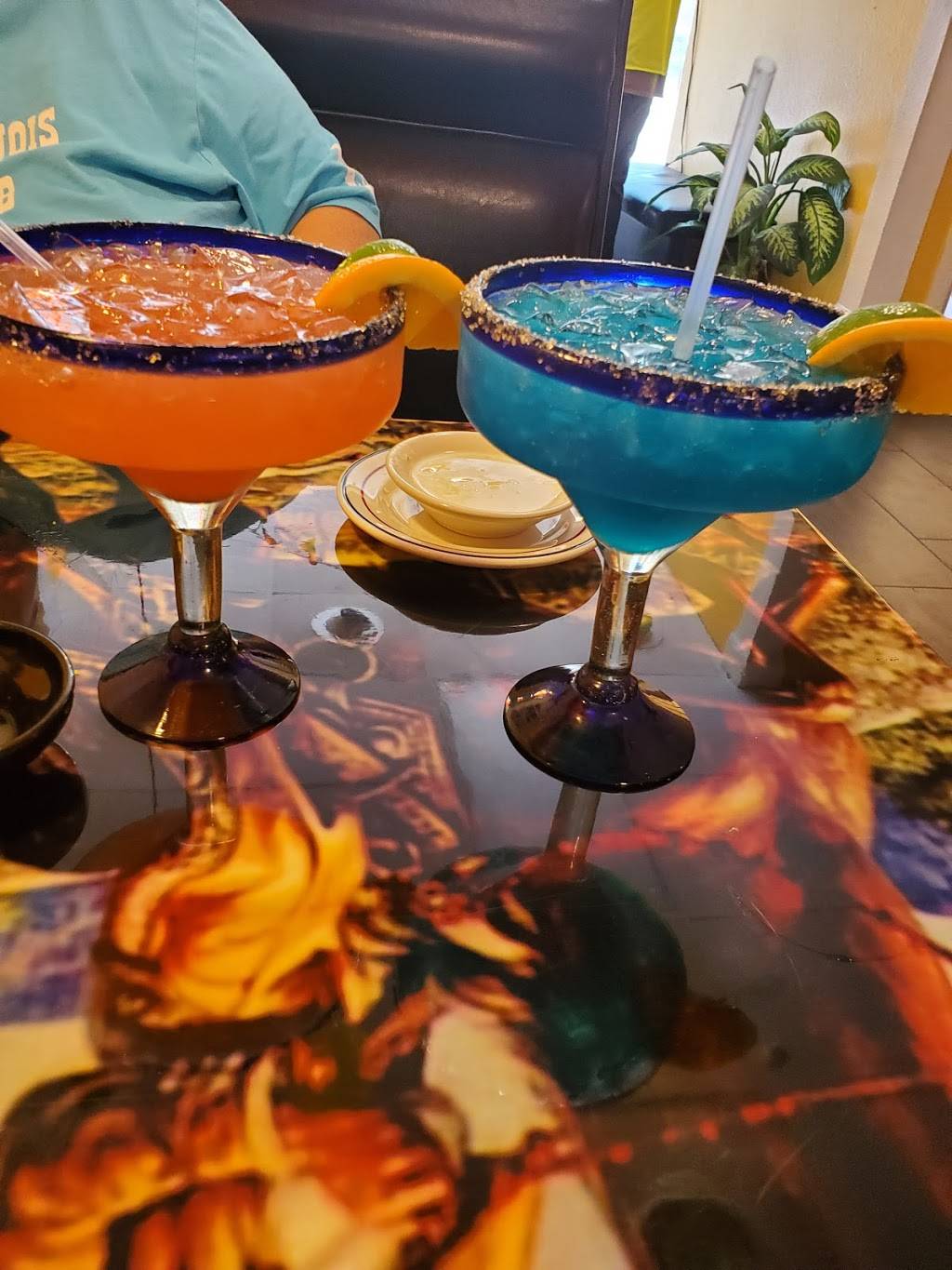 La Fiesta Auburn | restaurant | 106 N 5th St, Auburn, IL 62615, USA | 2179152200 OR +1 217-915-2200