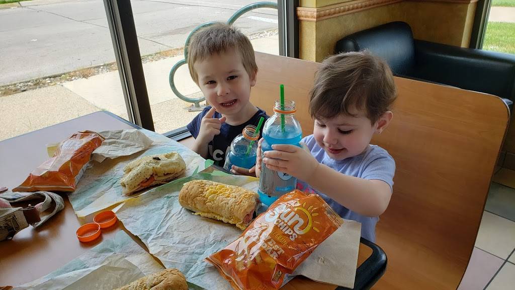 Subway | restaurant | 18500 E 9 Mile Rd, Eastpointe, MI 48021, USA | 5864478163 OR +1 586-447-8163