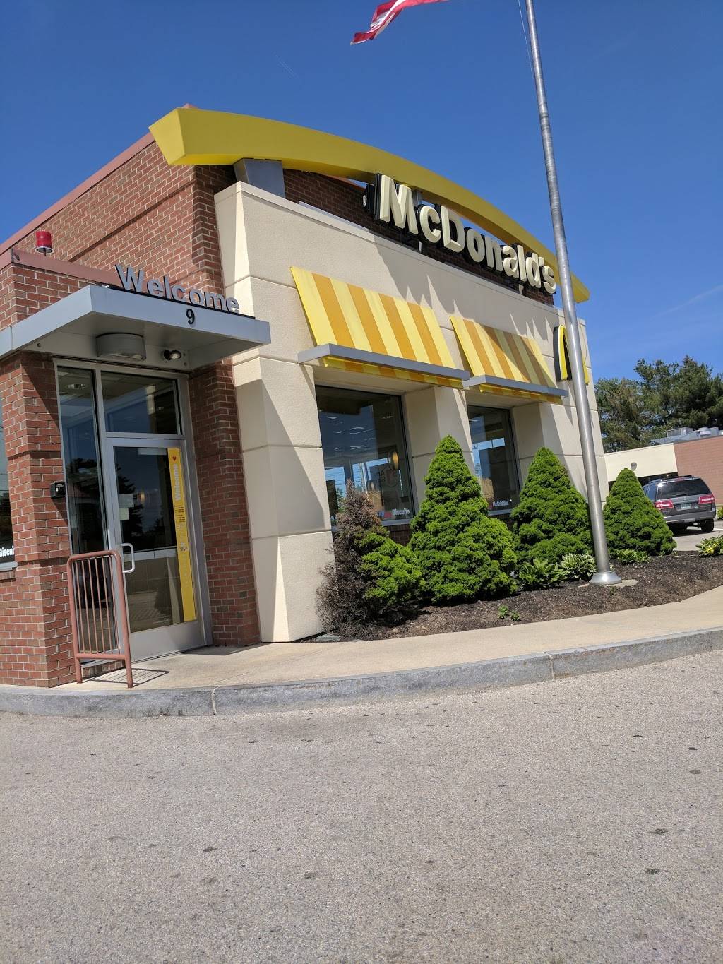 McDonalds | cafe | 9 Dobson Way, Merrimack, NH 03054, USA | 6034293800 OR +1 603-429-3800