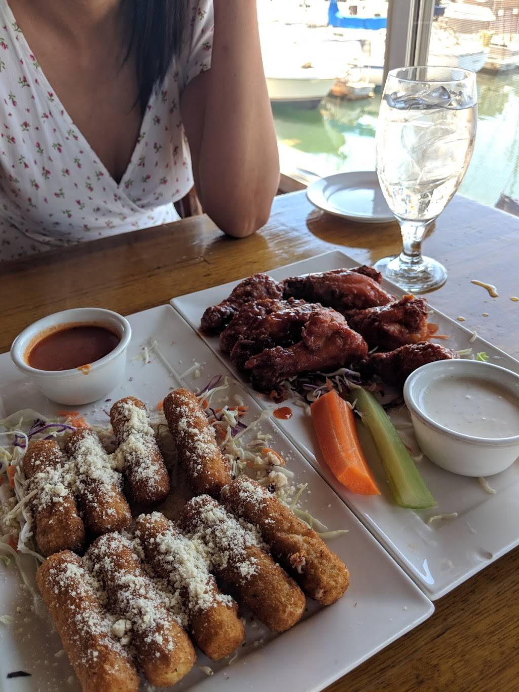 Quinns Lighthouse | restaurant | 1951 Embarcadero, Oakland, CA 94606, USA | 5105362050 OR +1 510-536-2050