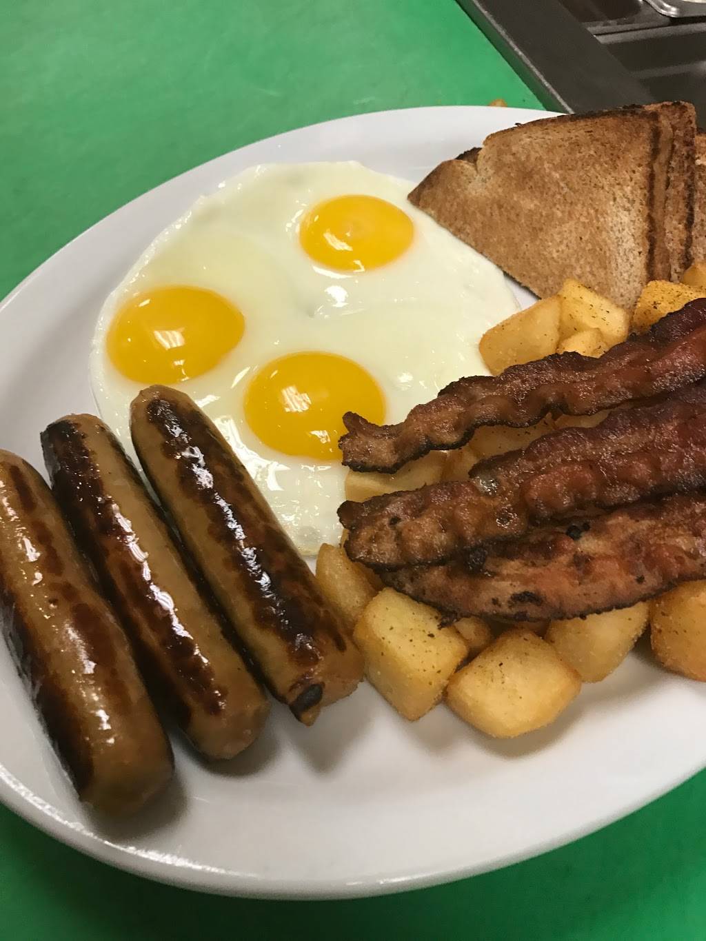 Lux Diner | restaurant | 33 Amy Croft Dr, Windsor, ON N9K 1C7, Canada | 5197358001 OR +1 519-735-8001