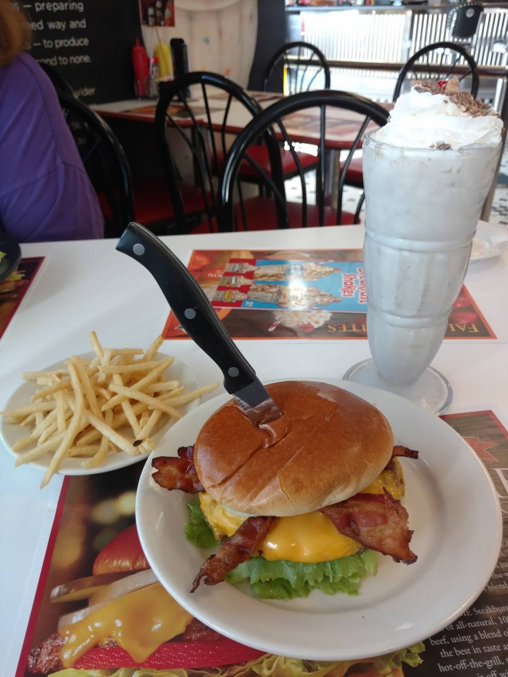 Steak n Shake | restaurant | 1400 Broadway Ave E, Mattoon, IL 61938, USA | 2172351318 OR +1 217-235-1318