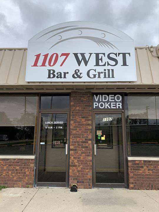 1107 West Bar & Grill | restaurant | 1107 W Locust St, Bloomington, IL 61701, USA | 3095852216 OR +1 309-585-2216