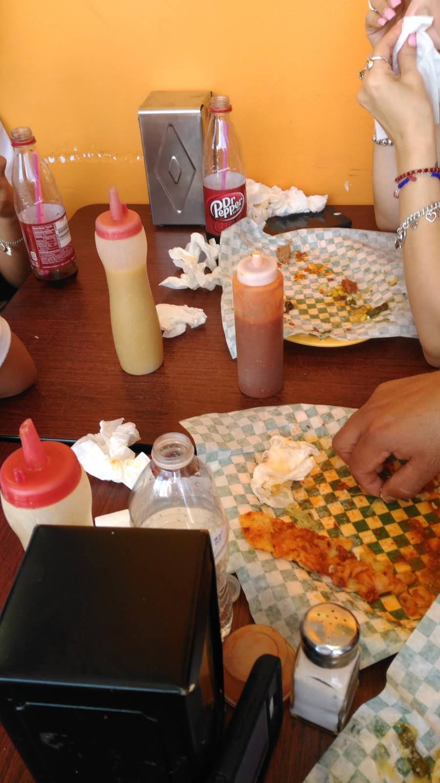 Las Quesadillas Taste of Mexico | restaurant | 4100 S New Braunfels Ave, San Antonio, TX 78223, USA | 2105327352 OR +1 210-532-7352