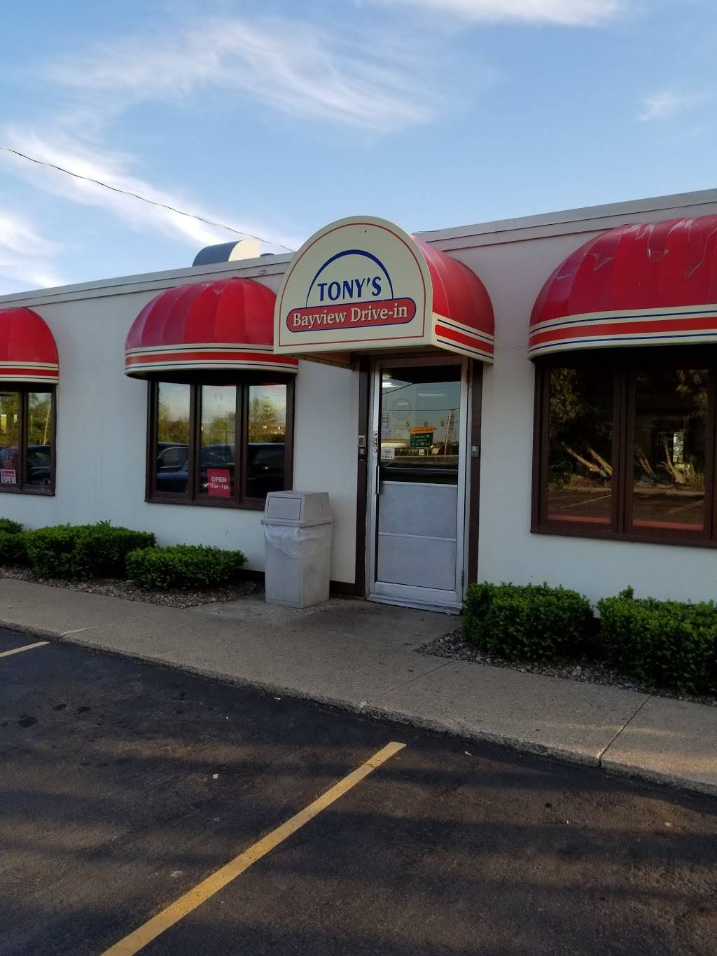 Tonys Bayview Drive-In | restaurant | 3804 Lake Shore Rd, Buffalo, NY 14219, USA | 7168245002 OR +1 716-824-5002
