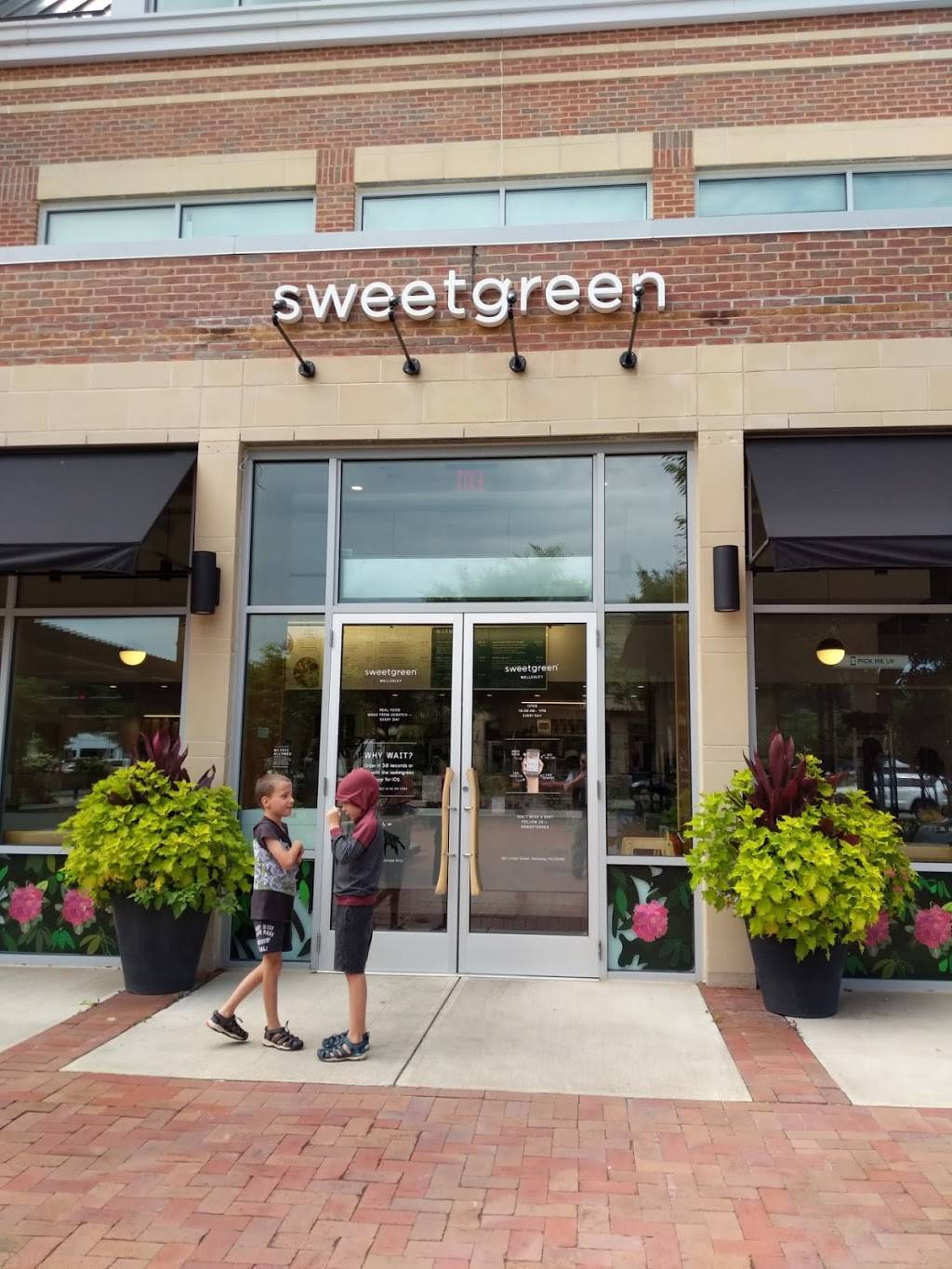 sweetgreen | meal takeaway | 180 Linden St, Wellesley, MA 02482, USA | 6179173500 OR +1 617-917-3500
