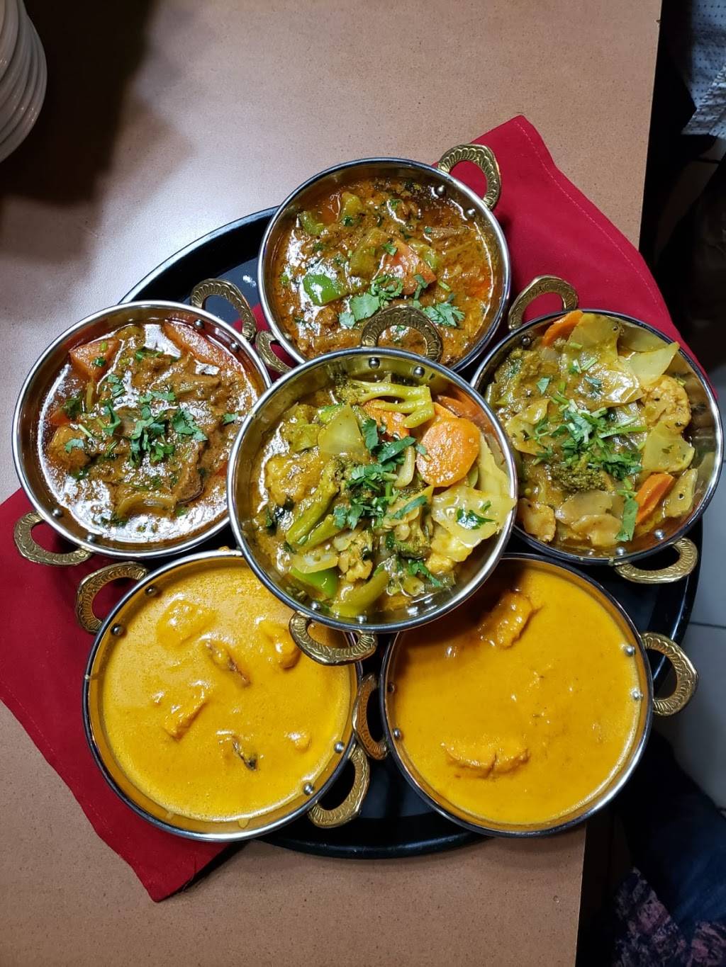 Royal Tandori | restaurant | 1746 1re Ave, Québec, QC G1L 3L7, Canada | 4185233663 OR +1 418-523-3663