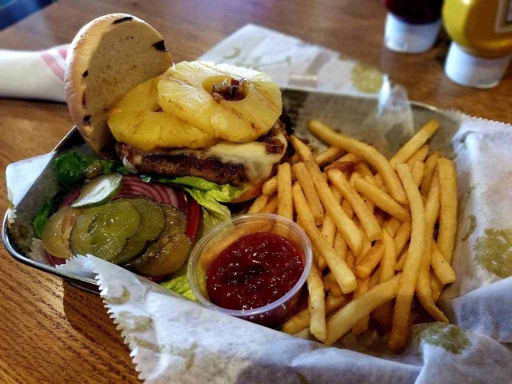 Bucci & Murrays Pub on the Harbor | restaurant | 13 Harbourside Ln building 2 C&D, Hilton Head Island, SC 29928, USA | 8437853300 OR +1 843-785-3300