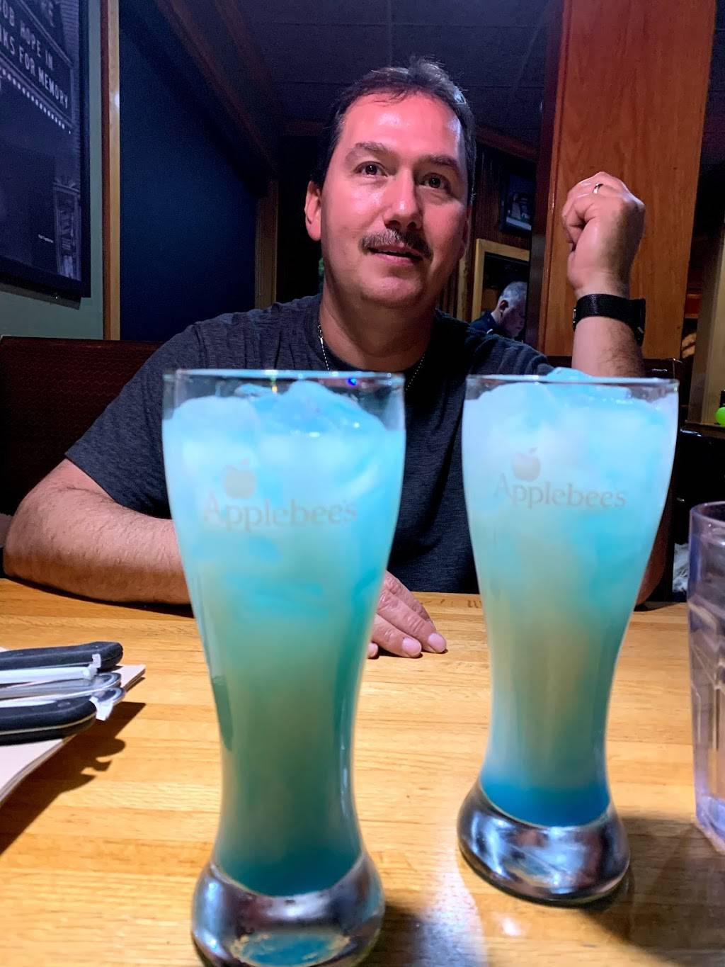 Applebees Grill + Bar | restaurant | 5928 SW 17th St, Topeka, KS 66604, USA | 7852723664 OR +1 785-272-3664