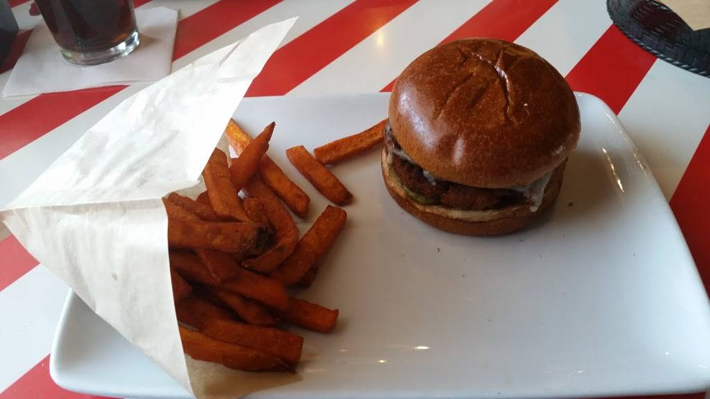 TGI Fridays | restaurant | 2502 E Springs Dr, Madison, WI 53704, USA | 6082494544 OR +1 608-249-4544