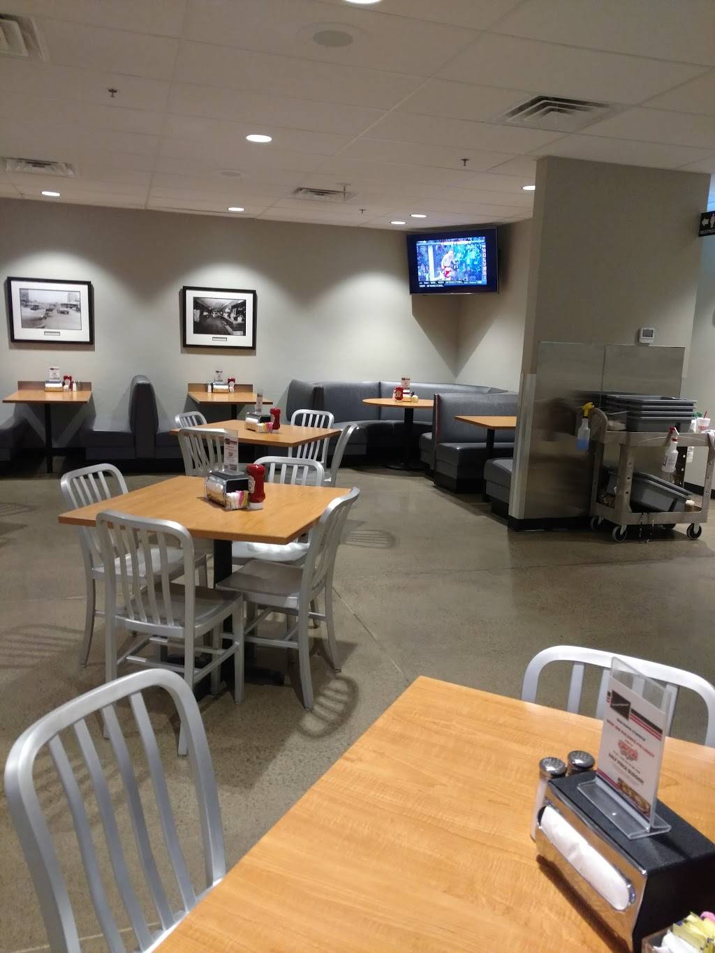 Johnnies Charcoal Broiler | restaurant | 1700 Shedeck Pkwy, Yukon, OK 73099, USA | 4054947971 OR +1 405-494-7971