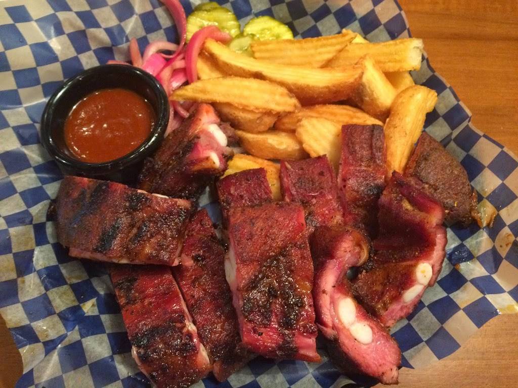 Famous Daves Bar-B-Que | restaurant | 15725 E Briarwood Cir, Aurora, CO 80016, USA | 3033966227 OR +1 303-396-6227